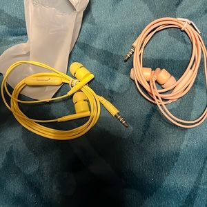 Nee. 2 sets earbuds. Yellow and pink